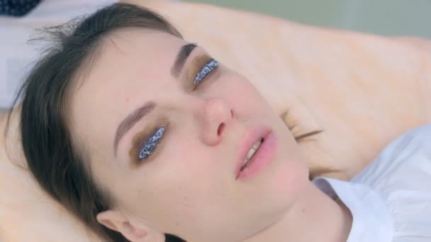 Kvinna med lösning för laminering på fransar, lyft ögonfransarna procedur. — Stockvideo