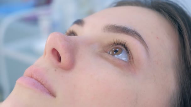 Kvinnors fransar efter skönhetsbehandling av ögonfransar lyft och laminering, närbild — Stockvideo
