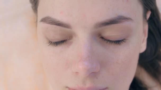 Kvinnors fransar efter skönhetsbehandling av ögonfransar lyft och laminering, närbild — Stockvideo