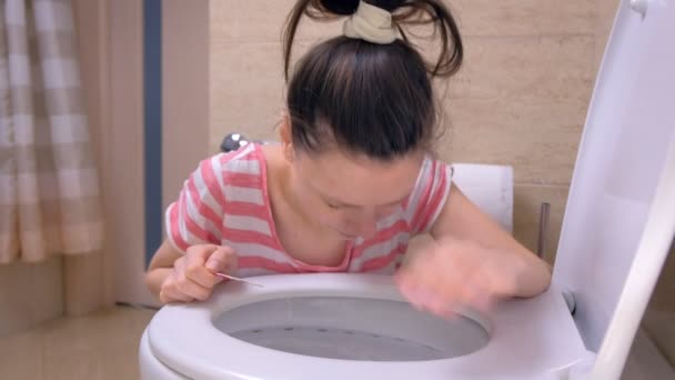 Ciężarna młoda kobieta wymiotuje w toalecie siedząc na podłodze w domu. — Wideo stockowe