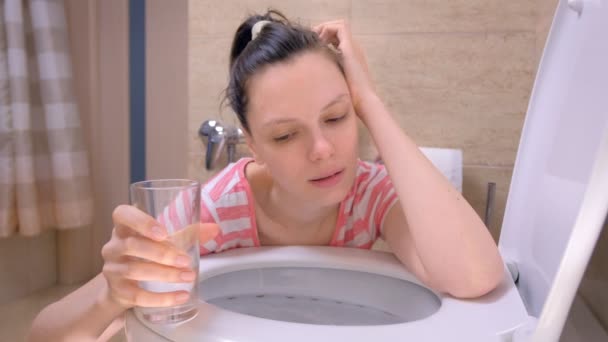 Femme malade vomit dans les toilettes assis sur le sol à la maison, symptôme d'intoxication alimentaire . — Video