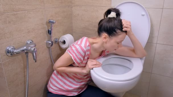 Részeg nő hány a WC-ben ül a földön otthon, másnapos, oldalnézetből. — Stock videók