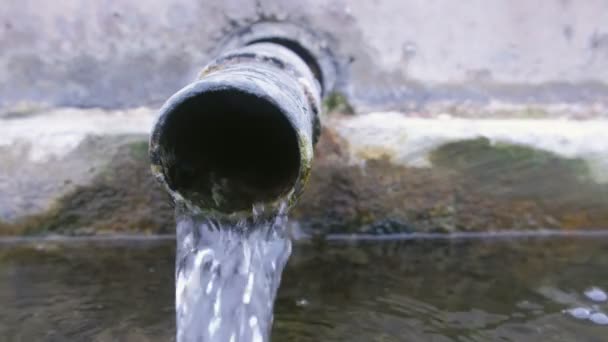 Avloppsvattenutsläpp från smutsig industri till en stadskanal. — Stockvideo