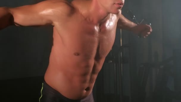 Sportowiec w siłowni trening mięśni klatki piersiowej ćwiczenia za pomocą maszyny zwrotnicy kablowej. — Wideo stockowe