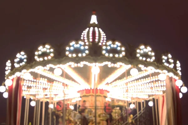 Merry-Go-Round en la feria de Navidad. Vista de cerca, desenfoque . — Foto de Stock