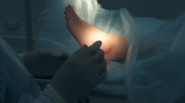 Cerrah ameliyattan önce lokal anestezi için şırınga ilacı yazıyor..