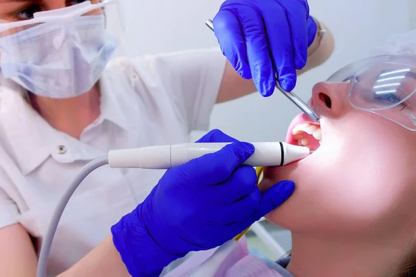 Mujer paciente en procedimiento de limpieza de dientes ultrasónicos en odontología, vista de cerca . — Foto de Stock