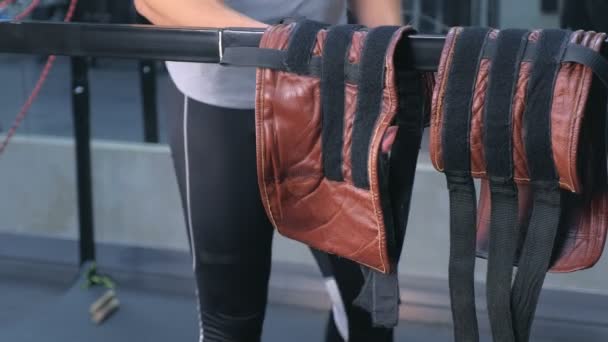 运动员把固定器放在腿上准备运动伸展在健身房. — 图库视频影像