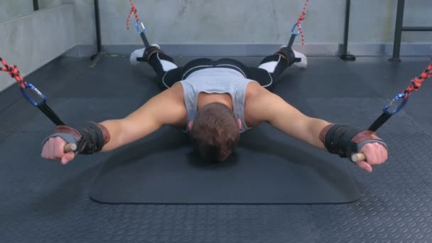 Αθλητικός αθλητής που χρησιμοποιεί γυμναστή για τη γυμναστική που τεντώνει στο γυμναστήριο, ανυψώνει το σώμα στον αέρα. — Αρχείο Βίντεο