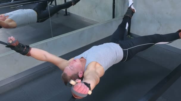 Sportsman göra övningar i Air använder tränare för Myofascial stretching i gymmet. — Stockvideo