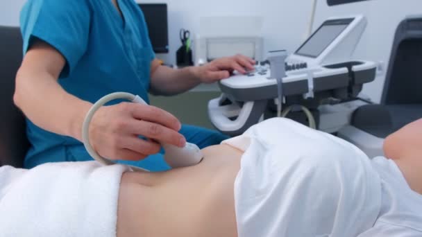 Υπερηχογράφημα διαγνωστικό του στομάχου στην κοιλιακή χώρα σε γυναίκα στην κλινική, closeup. — Αρχείο Βίντεο