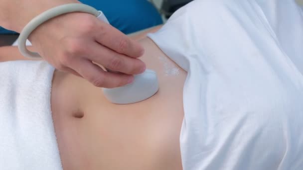 Diagnóstico ecográfico de estómago en abdomen a mujer en clínica, primer plano . — Vídeos de Stock