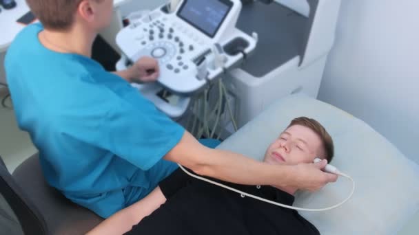 Ultrazvuková diagnostická neurosonografie dopplerografie velké cévy hlava k muži. — Stock video