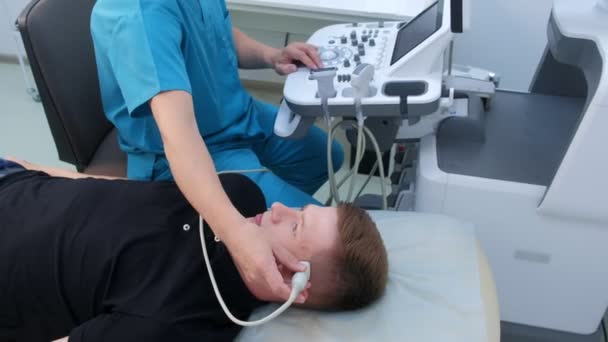 Ultrazvuková diagnostická neurosonografie dopplerografie velké cévy hlava k muži. — Stock video