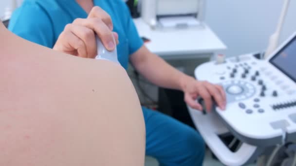 El médico hace ultrasonido del hombre de la articulación del hombro utilizando el escáner de ultrasonido, primer plano . — Vídeos de Stock