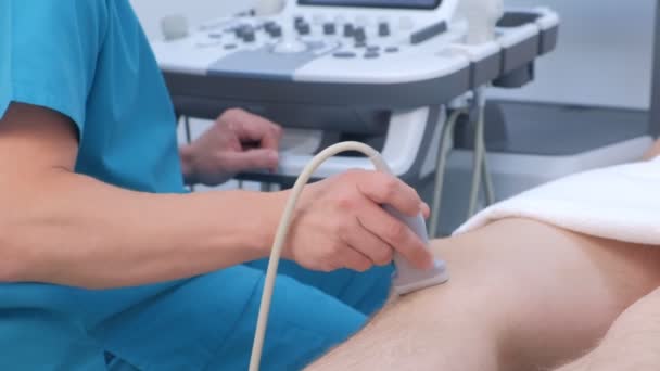 Ultraschalluntersuchung des Kniegelenks bei Mann mit Ultraschallscanner in Klinik. — Stockvideo