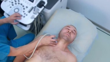 Ultrason tarayıcı kliniğiyle önleyici tiroid bezi kullanan hasta..