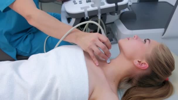 Uomo medico visita pazienti donna ghiandola tiroidea utilizzando scanner ad ultrasuoni . — Video Stock