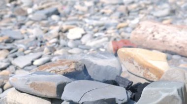 Dumanın olduğu yanan kömürler ile büyük taşızgara.