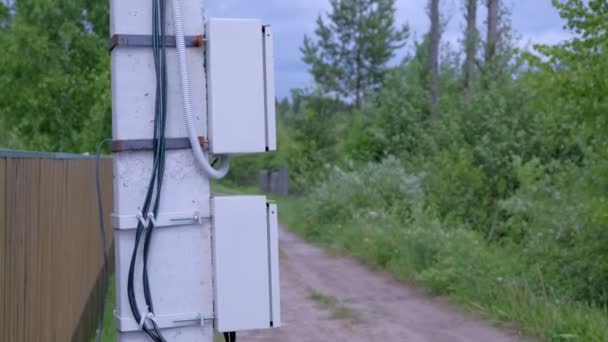 Escudo eléctrico en un poste de la calle en el sector privado, vista de primer plano . — Vídeo de stock