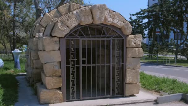 Oude Griekse monument crypt Geroon in Rusland, Anapa. — Stockvideo