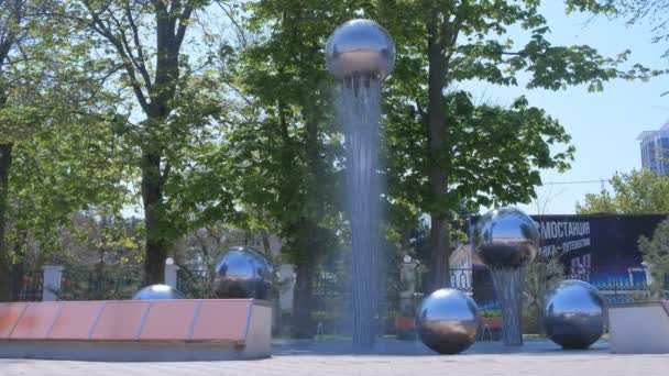 Ανάπα, Ρωσία, 26-04-2019: σιντριβάνι νερού με μεταλλικές μπάλες στην προκυμαία. — Αρχείο Βίντεο