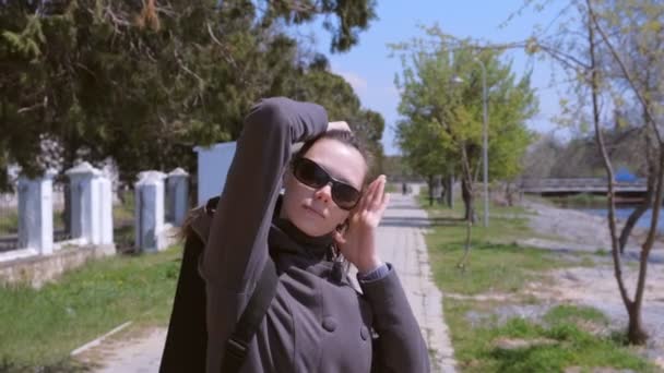 Portrét ženy dělá v městském parku ochlupení.. — Stock video