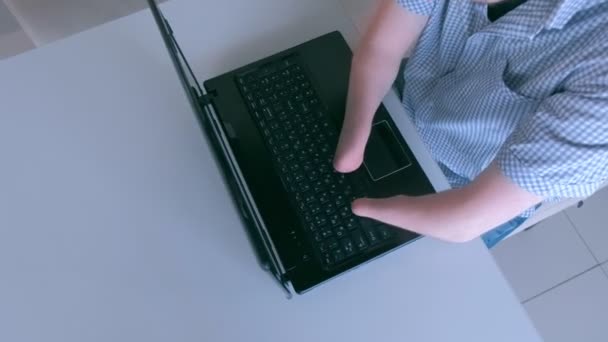 Disabled man with amputated stump hands is typing on laptop, closeup top view. — Stock Video