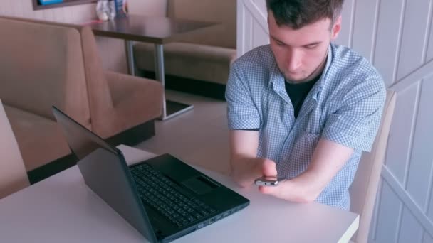 Disabled man with amputated stump hands typing message on mobile phone in cafe. — Stock Video