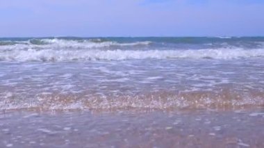 Güneşli bir günde kum plajda uzun büyük fırtınalı dalgalar ile Deniz manzarası ve deniz.