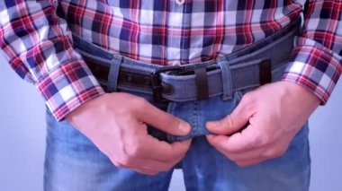 Adam sikini kot pantolonla kaşıyor. Cinsel yolla bulaşan hastalıklar kavramı.