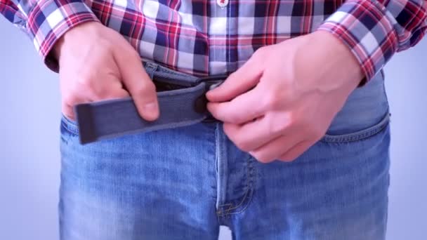 Ember kioldotta övét, és kigombolta Jeans kezek, miután a zajos vacsora. — Stock videók