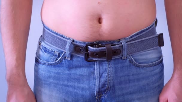 Man in tight jeans with fat naked stomach, waist closeup. — Stock Footage Man in tight jeans with fat naked stomach, waist closeup. Royalty Free Stock Footage