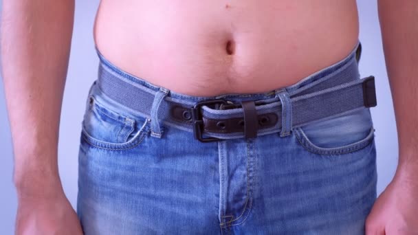 Man in tight jeans with fat naked stomach, waist closeup. — Stock Video