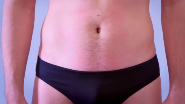 O homem está a pressionar a imprensa depois de treinar. Ele espera ver músculos abdominais. . — Vídeo de Stock