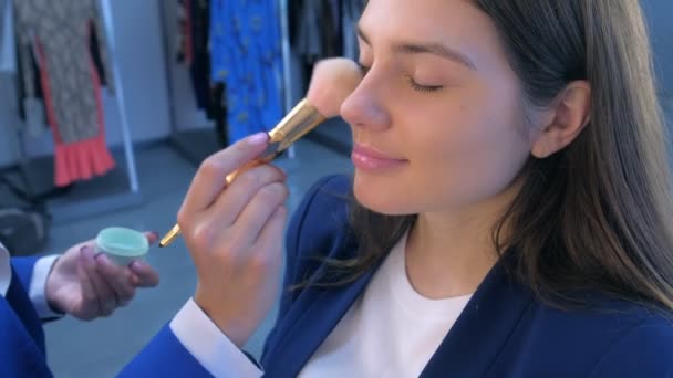 Tvář dívky módní model, který make-up umělec tvoří prášek štětcem. — Stock video