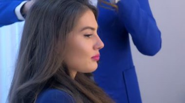 Kuaförlü, yan manzaralı, kuaförlü, güzellik salonundaki genç kadının yüzü..