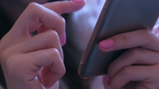 Woman browsing internet on smartphone text message and surfing online, closeup. — 图库视频影像