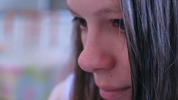 Closeup face of young girl with moving eyes reading something. — Stock Video