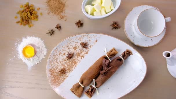 Panqueques rusos de chocolate, blini con relleno de cuajada en el plato . — Vídeo de stock