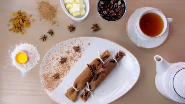 Panqueques rusos de chocolate, blini con relleno de cuajada en el plato. Servido con una taza de té y chocolate . — Vídeos de Stock