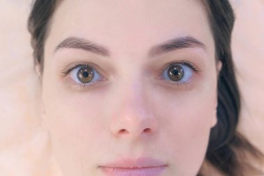 Kadınlar kirpik kaldırma ve kaplama güzellik prosedüründen sonra kırbaçlanırlar.