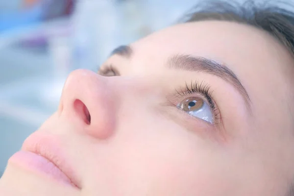 Kvinders vipper efter skønhed procedure øjenvipper løft og laminering, closeup - Stock-foto