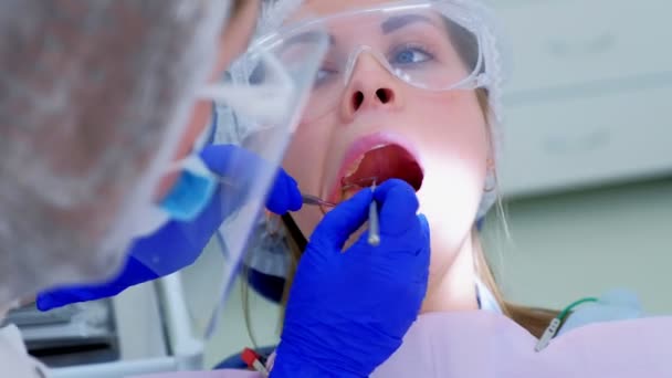 Jonge vrouw op tandarts preventief onderzoek in stomatologie kliniek. — Stockvideo