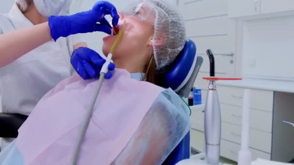 Salviette dentista donna clienti denti con tappo di cotone durante la pulizia ad ultrasuoni . — Video Stock