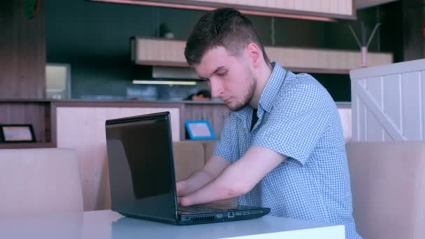 Gehandicapte man freelancer met geamputeerd twee stomp handen in café werkt op laptop. — Stockvideo