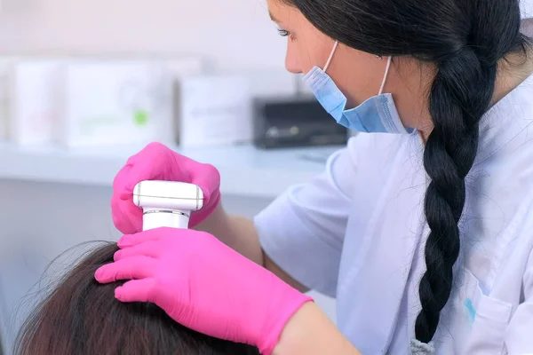 Trichologist memeriksa rambut pasien wanita menggunakan trichoscopy komputer di klinik . — Stok Foto