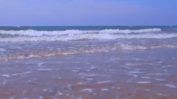 Primo piano riccio lungo schiumoso rotolamento in onde tubolari nel mare tempestoso nella giornata di sole . — Video Stock