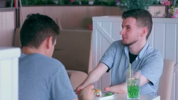 2つの切断された切り株の手を持つ障害者の男は、友人が食べて、カフェで話を会います. — ストック動画