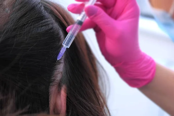 Doctor trichologist making injections mesotherapy in woman scalp, closeup view. — Stock Photo, Image